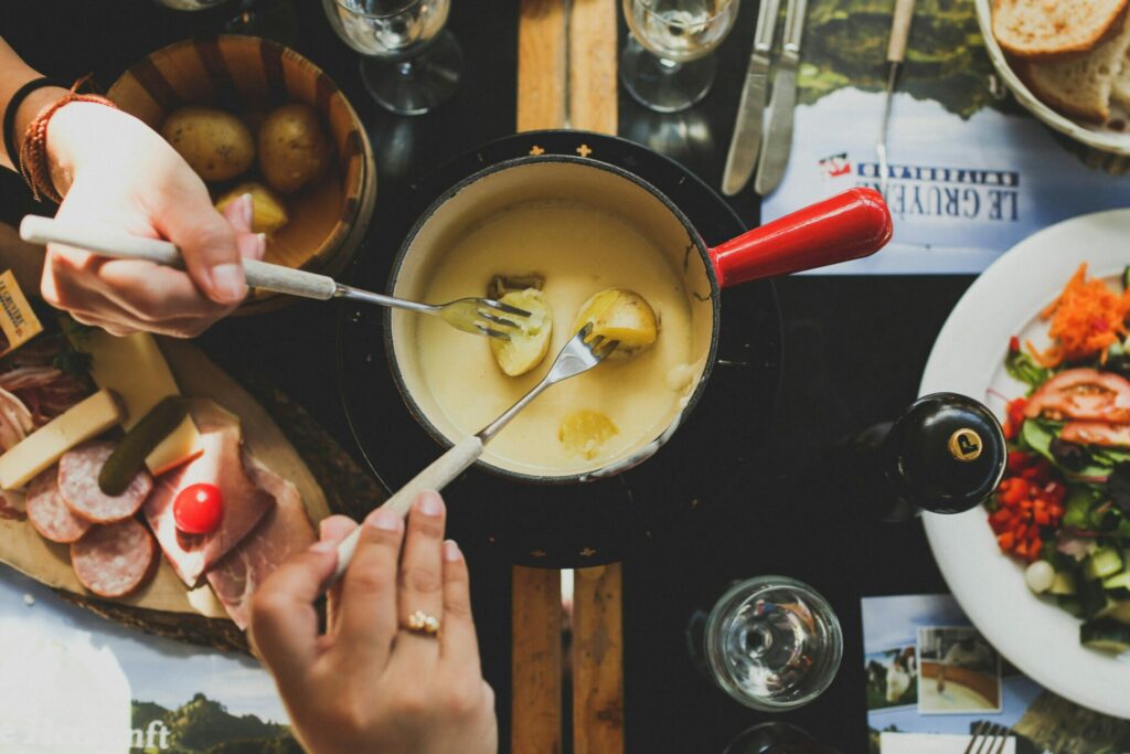 Fondueplausch in der Ostschweiz: Ein Erlebnis in den Pop-up-Alphütten der Alp am See und beim Stosswirt